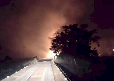 Bombeiros combatem fogo que se alastra no Pantanal e amea&ccedil;a ponte