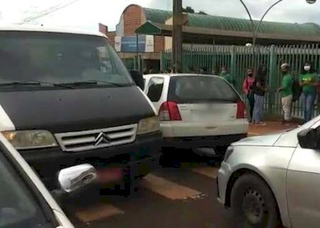 V&iacute;deo mostra tumulto no tr&acirc;nsito em frente &agrave; escola estadual da Capital
