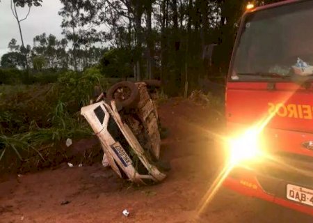 Motorista perde controle da dire&ccedil;&atilde;o e carro capota na MS-276