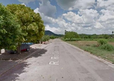 Homem &eacute; esfaqueado tr&ecirc;s vezes nas costas durante briga e morre na rua