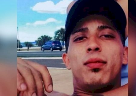 Jovem de 23 anos &eacute; morto &agrave; facada pela esposa na sala de casa; autora &eacute; presa