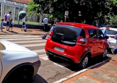 "Falta empatia", diz pai ao flagrar carros estacionados em faixa de pedestre