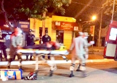 Em Batayporã, jovem é socorrido pelo Corpo de Bombeiros após perder controle de motocicleta e bater em poste