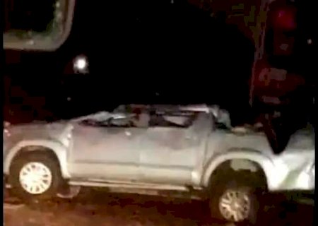 Motorista perde controle, caminhonete capota na MS-162 e casal &eacute; socorrido