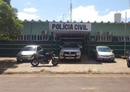 Dupla invade casa, faz fam&iacute;lia ref&eacute;m e foge com caminhonete, joias e celulares