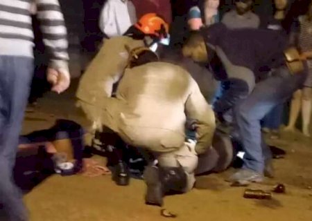 Motociclista &eacute; socorrido ap&oacute;s bater em caminh&atilde;o, mas morre no hospital