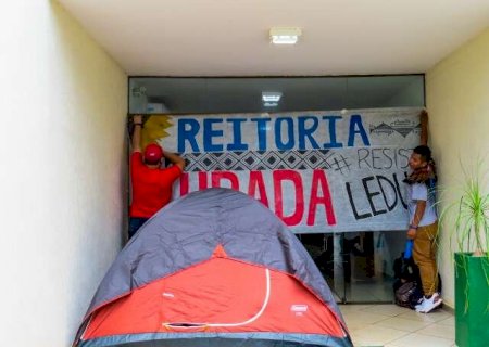 Estudantes da UFGD reivindicam lugar para dormir e ocupam reitoria