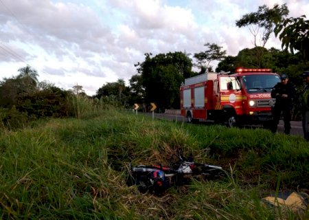 Motociclista é socorrido às margens de rodovia após bater em placa de sinalização
