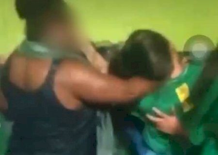 Estudantes brigam em escola estadual, coordenadora tenta separar e apanha