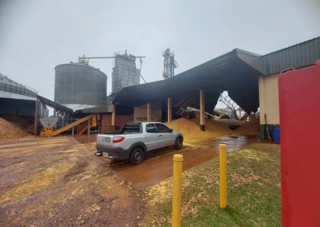 Vendaval que derrubou carreta também destruiu armazém de grãos em São Gabriel do Oeste
