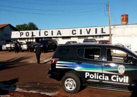 Dois são presos e polícia recupera carros furtados em frente residência 