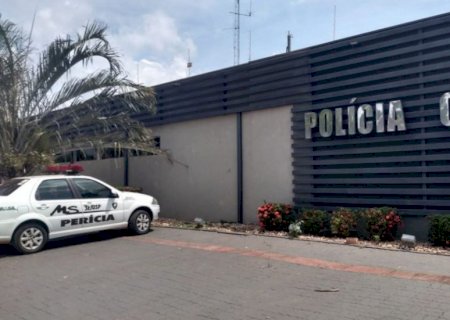 Após ser agredida, mulher esfaqueia marido na costela em frente a praça de Bonito