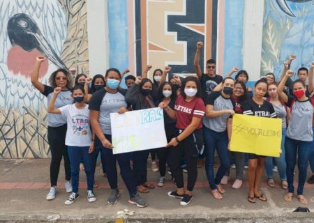 Por medo que curso seja extinto, alunos de letras da UFMS protestam contra suspensão de novas matrículas