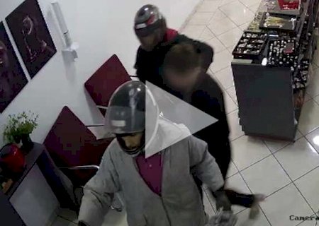 Dupla armada invade joalheria e leva mais de R$ 100 mil em produtos