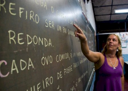MEC apresenta ações voltadas à Educação de Jovens e Adultos para representantes de Angola e do Banco Mundial