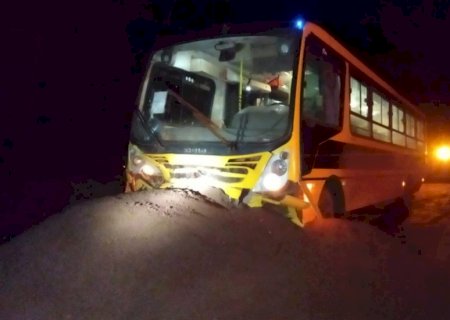 Ônibus escolar de Corumbá bate em amontoado de minério e 15 crianças ficam feridas