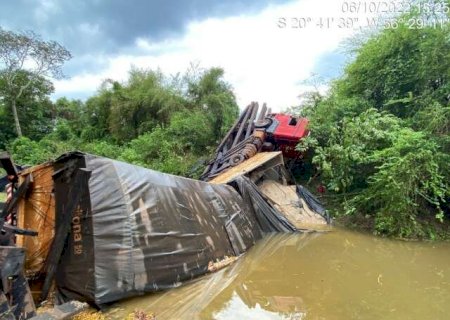Carreta que caiu em rio tinha mais que o dobro da capacidade de peso da ponte