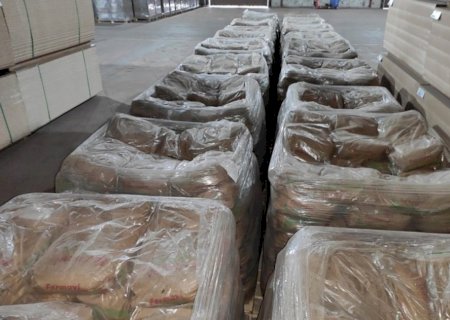 Receita e PF apreendem 27 toneladas de produto químico usado no refino da cocaína