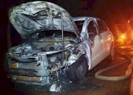 Ex-vereador v&ecirc; carro ser consumido pelas chamas durante viagem em MS