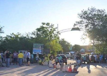 Caminhoneiros bloqueiam lado brasileiro da fronteira com a Bol&iacute;via