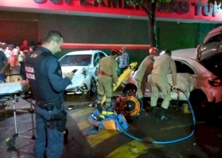 Carro desgovernado atinge tr&ecirc;s ve&iacute;culos estacionados em Caarap&oacute;