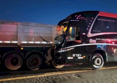 Passageiros ficam feridos ap&oacute;s &ocirc;nibus "entrar" em carreta na MS-276