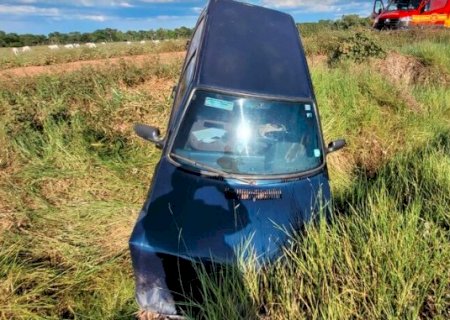 Pneu estoura e carro cai em valeta na rodovia MS-171