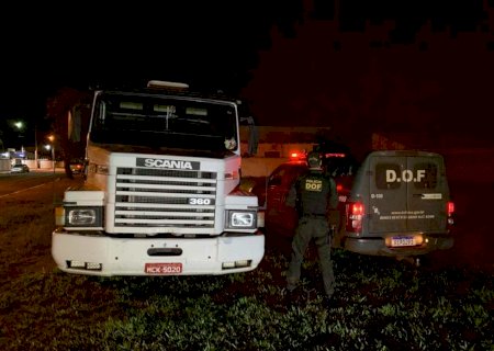 Carreta de motorista que foi mantido em cativeiro em Goiás é interceptada na BR-267