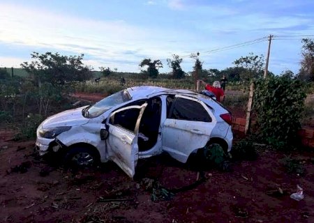 Jovem de 21 anos morre ap&oacute;s capotar em curva e ser lan&ccedil;ado do ve&iacute;culo