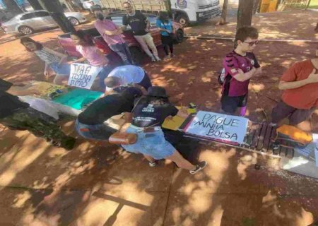 Acadêmicos da UFMS protestam contra corte do MEC e lamentam falta de dinheiro nas contas