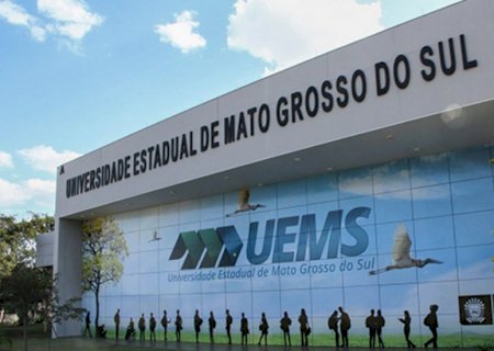 UEMS contrata professor temporário de Letras em Dourados com salário até R$ 9,7 mil