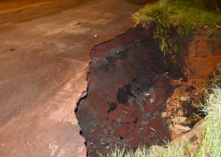 Chuva n&atilde;o d&aacute; tr&eacute;gua, abre cratera e alaga ruas em Coxim