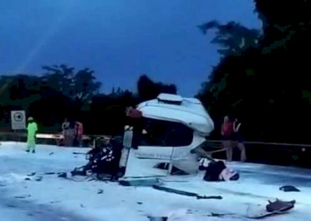 Tr&ecirc;s pessoas ficam feridas em acidente com duas carretas na BR-163