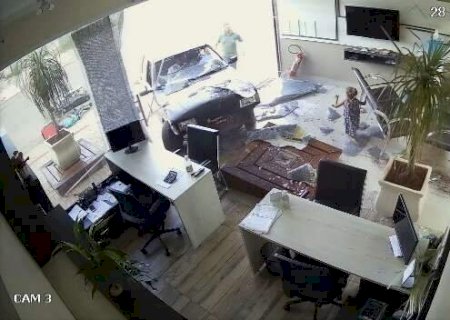 Motorista embriagado bate em fachada de autoescola no interior