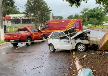 Empres&aacute;rio morre ao colidir carro em estrutura de concreto