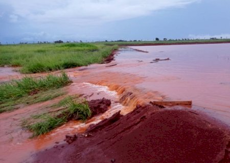 Barragem de obra transborda no aeroporto de Dourados e deixa família ilhada em sítio