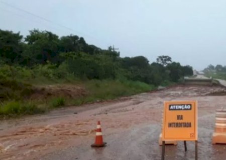 Rios transbordam, invadem desvios e estradas ficam intransit&aacute;veis