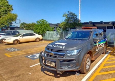 Sem CNH, mulher é flagrada empinado moto no centro de Dourados e acaba presa