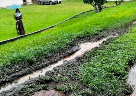 A cada chuva, mosteiro das Irmãs Clarissas é invadido por esgoto