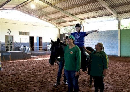 Dourados está entre os seis municípios com projeto de equoterapia da PMMS para crianças e adultos