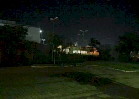 Ladr&otilde;es furtam 200 metros de fios de cobre e deixam pra&ccedil;a no escuro