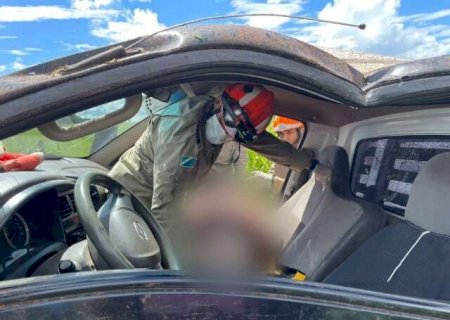 Motorista de caminh&atilde;o fica ferido ap&oacute;s capotar ve&iacute;culo na MS-267