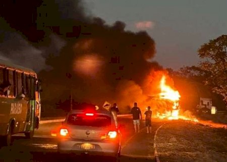 Carreta pega fogo ap&oacute;s problema em freios na MS-134
