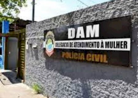 Com machado, marido quebra portas e tenta matar mulher que se esconde em quarto de casa