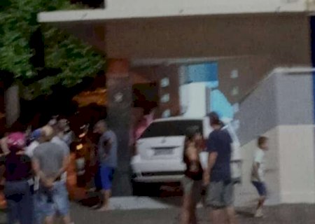 Carro desgovernado invade e destr&oacute;i consult&oacute;rio de dentista