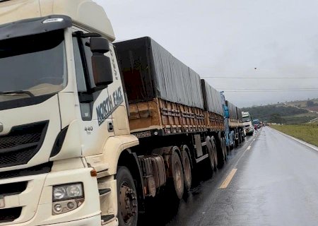 Quase 10h após acidente que causou morte de carreteiro, rodovia entre Batayporã e Anaurilândia é liberada