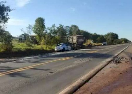 Motorista invade pista contr&aacute;ria, bate de frente em carreta e morre