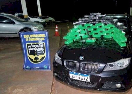 Motorista &eacute; preso ao transportar 55 kg de coca&iacute;na e pasta base em BMW