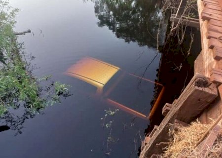 Caminhonete cai de ponte e &eacute; encontrada submersa