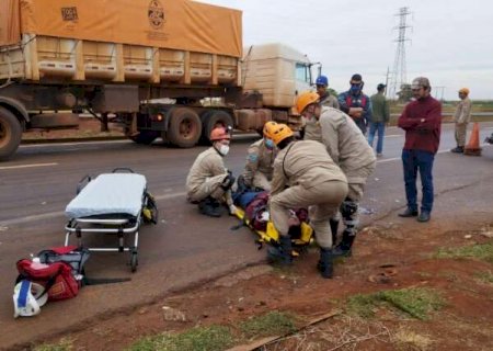 Colis&atilde;o entre tr&ecirc;s caminh&otilde;es deixa motorista gravemente ferido na BR-163